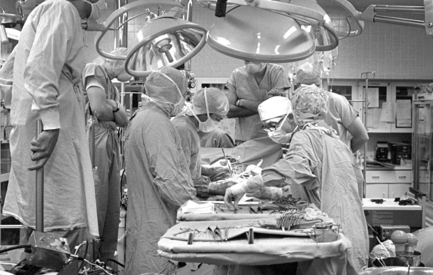 black and white photo of Reitz Shumway performing first heart-lung transplant in operating room