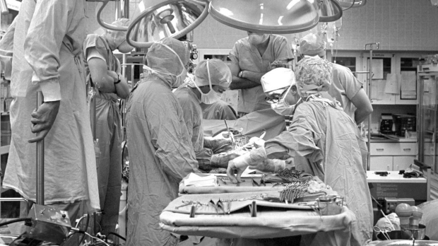 black and white photo of Bruce Reitz and Norman Shumway performing the first heart-lung transplant at Stanford