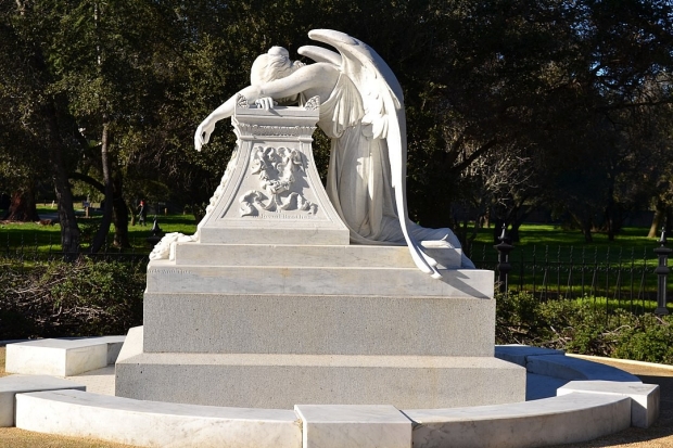 Angel of Grief at Stanford University. Photo by Oleg Alexandrov. 